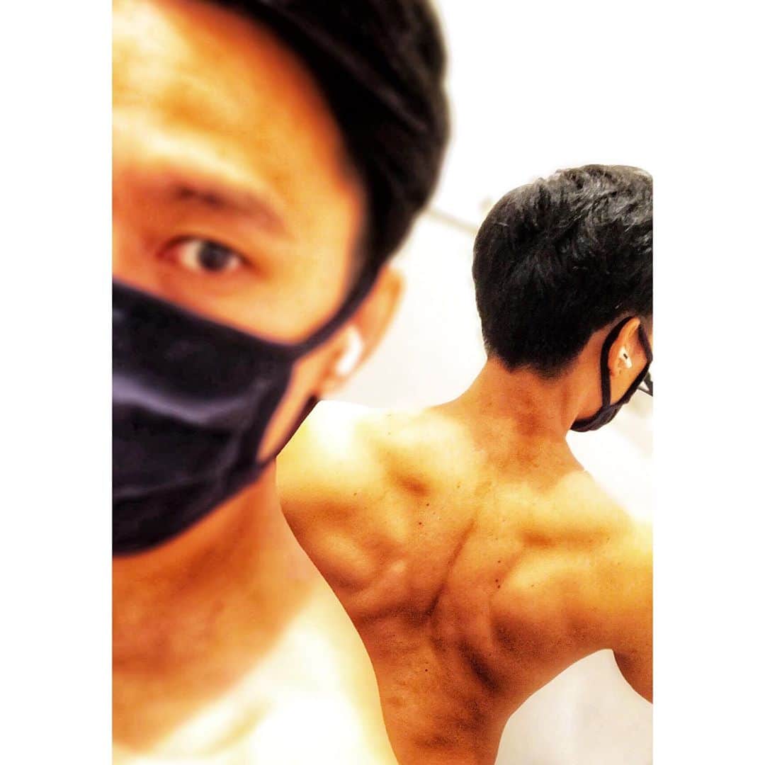 小柳心のインスタグラム：「試衛館のごんぶと木刀が丹田を意識させてくれて、大太鼓が背中の使い方を教えてくれた。 それはリンクしてて、大太鼓たたくと刀の振り方がわかって、刀を振ると太鼓のたたき方がわかる。 そしてそこで培った神経をボディメイクに落とし込むのです。 立ち止まらないのです。前を向くのです。  #刀剣乱舞 #幕末天狼傳 #新選組」