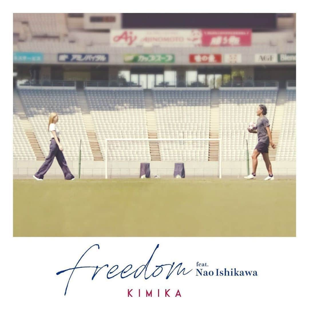 KIMIKA（キミカ）さんのインスタグラム写真 - (KIMIKA（キミカ）Instagram)「『freedom feat. Nao Ishikawa』  数ヶ月に渡り、準備したこの曲が いよいよ明日(金)17時から FC東京オフィシャルオンラインショップにて 受注販売受付開始です！！ . . コロナ禍において、エンタメ業界も サッカー業界も計り知れないほどの 大きなダメージを負いました。 もちろんそれを応援する方達の心にも もどかしさや悔しさがあったと思います。 . . そんな中、私達に出来ることは何だろうか いま大好きな場所や人を守る為に やれることは何もないのだろうか そんな気持ちから、今回の楽曲を作り始めました。 . . 職種は違えど同じ夢や希望、幸せも悲しい気持ちをも共有出来る場にいることには違いない私達。 この曲を通してチームや選手 ファンサポーター、そしてスタッフの皆さんに ここからまた想いを繋げていきましょうという願いが伝わったら嬉しい . . 私は18年前にFC東京を見始めて 沢山のドラマを観せてもらったし 沢山の素敵な思い出を、繋がりを、 幸せをもらいました。 . . ただのサポーターだった私が こうしてこの場に立てること、歌えること 本当に夢のようです。感謝してもしきれない。 想像するしか出来なかった選手の気持ちを なおさんの歌詞からやっと少し理解できた気がして それもなんだかうるっときてしまう。 . . 今回の楽曲が1人でも多くの方に届いたら嬉しい。 サッカーを好きな方だけでなく、 聴いてくださった全ての方の心が 少しでもほっこりしたらいい。 . . こんなささやかなことしか私はできないけれど 少しでも人の為に何かできる人間でいたい。 愛のある人間でありたい。 . . 今回は沢山の仲間が私達の制作に尽力してくださって 思っていた以上の最高の作品になったと思います。 これも想いが繋がった証だと思ってます。 ここからもっともっと繋がっていきますように . . どうかMVも楽しみにしていてください☺︎ . . #specialthanks#fctokyo#KIMIKA #jleague#音楽とサッカー#渋谷から世界へ  @sgss.18 @nakanogoro @konboya  @taguchifumi @shosuke_sasaki  @naok.i40 @eri.ito_hairmake  @takhirayama @riki_hisamitsu  @kaorumiyazaki_official @shing_official_1202  @paopaonattiy @kaede_lapin  @fctokyoofficial @insensemusicworksinc  #BIGLOVE」10月9日 0時31分 - xiahmin16