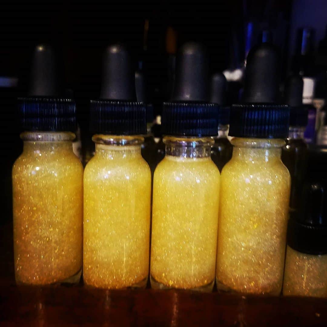のインスタグラム：「GASOLINE GLAMOUR X SCORPION +  NEW GASOLINEGLAMOUR.COM LAUNCHING 2021  SCORPION GLOW #ORGANIC #ORGANICSKINCARE #VEGAN #VEGANSKINCARE #CLEANSKINCARE #GREENBEAUTY #CRUELTYFREE #ECOBEAUTY #NONTOXIC #CANDLES  #PERFUME #SKINCARE  #EMPIRE #IDONTQUIT #BURYYOURDOUBTS #OFTENIMITATEDNEVERDUPLICATED #WOMAN #FIGHTER #TRUEGRIT  #TRYME  #THEONLYLAWISSURVIVAL #PLAYFORBLOOD #DONTTAKEANYSHIT  #LOVERULES #RAREFIND #THEONEYOUFEED  #GASOLINEGLAMOUR #GASOLINEGLAMOURXSCORPION #SCORPIONPOWER 🦂🖤👑♠️⚡💎 GUTSY POWERFUL HONEST CLEAN CRUELTY FREE VEGAN SKINCARE 4EVERYONE SMALL BATCH HANDMADE IN LA #GLOW」