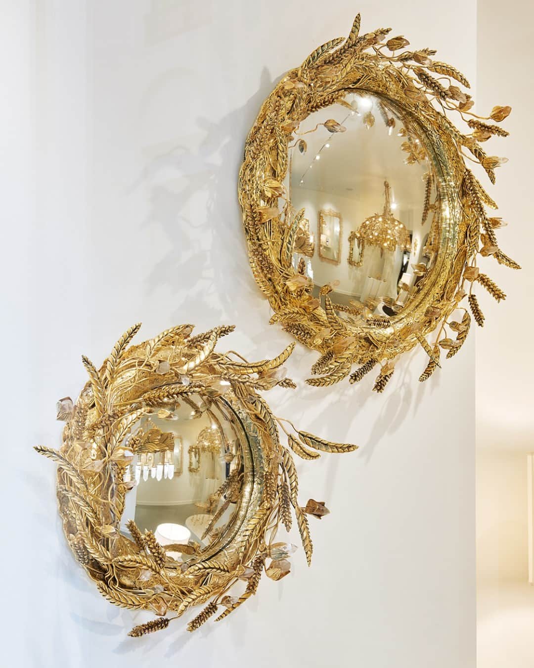 グーセンス パリのインスタグラム：「Heritage wheat mirror. Eccentric mirror in brass soaked in a bath of 24-carats gold, yellow gold color, adorned with abundant ears of wheat and interlaced flowers in which small raw rock crystal stones appear.」