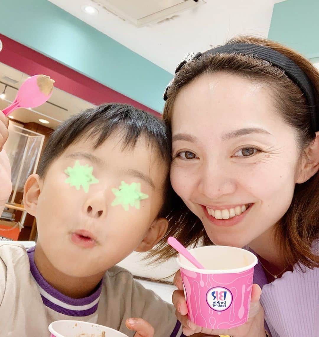 のインスタグラム：「もうすぐ5歳になる息子👦🏻 娘のお稽古中に二人で歩いたら、 凄く久しぶりに手を繋いだ気がした🤲 いっぱい我慢してるよね〜😢 平等に接してるつもりでも、下が手がかかり過ぎるからほったらかしもしばしば💦 この前あずきバー食べてたら「あずきババァ！」呼ばわりされて、段々口も悪くなってきたけど…😢 男の子だし、甘えてくるうちに楽しんでおかないと💪🏻 週末は早めの誕生日パーティー🎉 . . . #本気の反抗期が恐ろしい  #5歳男の子  #小さな彼氏とはよく言ったもんだ  #年中さん  #もうすぐ5歳  #31は無敵 #baskinrobbins #baskinrobbinsjapan」