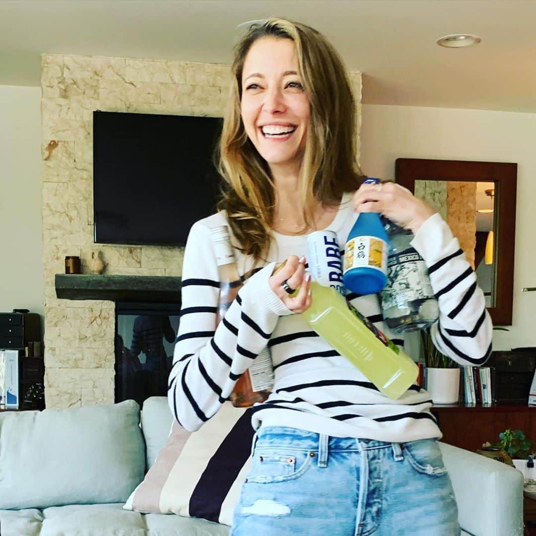 タリン・サザンさんのインスタグラム写真 - (タリン・サザンInstagram)「The day I got “The News,” I did what every newly minted cancer patient does. I had a party....with @juliapricemusic, @kristenkenney, and a plethora of alcoholic gifts delivered from @annagrams24. This photo and video were taken shortly after the delivery. This moment marks “The Beginning.”  I think we were all in a bit of shock, but also, I couldn’t stop laughing. Me?! Cancer?! You’ve got to be kidding. Must have been all those years of eating orange soda and Kraft mac and cheese. Or maybe it was fate (after all, my horoscope is Cancer.) Or maybe...  One drink in, it dawned on me that MAYBE cancer patients are best off not drinking alcohol (?) So I put the glass down and asked the girls if they’d join me in attending a breathwork class down the street. The girls obliged (though pretty sure @kristenkenney was a few glasses in at this point) and so off we went.   It was my first ever holotropic breathwork class, but I was forever changed. As someone who has been a longtime advocate of plant medicine, I was struck by the simplicity of this breathing hack that requires zero psychedelics but has so much power to take us deeper within ourselves and cultivate a state of calm.   I sobbed that night, breathing though 20 minutes of cinematic music on a floor with 10 strangers. The owner of the @becrystalclear_ space, Sugar, opined me to return throughout treatment.   “Breath work is cleansing and healing,” she said. I believed her.  I would go back many times throughout treatment, whenever I was feeling strong enough — and had more profound experiences, which perhaps someday I will share.  In the meantime, I encourage anyone who is interested to find a breathwork professional in their area. It might just change your life ✨   • • • • • #breathwork #meditation #yoga #breathe #healing #mindfulness #love #fuckcancer #wellness #selflove #selfcare #breath #breathing #gratitude #yogateacher #health #energyhealing #justbreathe #mentalhealth #meditate #soundhealing #community #energy #breathworkhealing #cancerpatient #breathingexercises #consciousness #movement #breastcancerawareness #breastcancer」10月9日 0時35分 - tarynsouthern