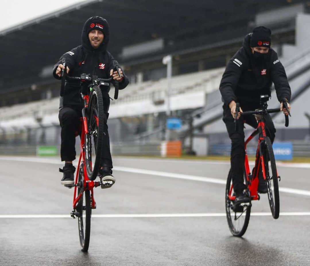 ロマン・グロージャンのインスタグラム：「Got some early laps in and a couple of wheelies & stoppies 📸@andyhone」
