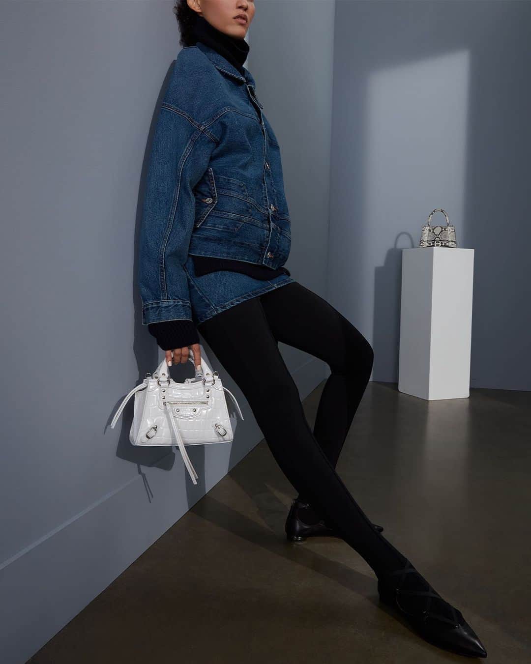 Saks Fifth Avenueのインスタグラム：「HANDBAG HEROES: Create an artful head-to-toe ensemble with @balenciaga's Neo Classic bag. #SaksStyle」