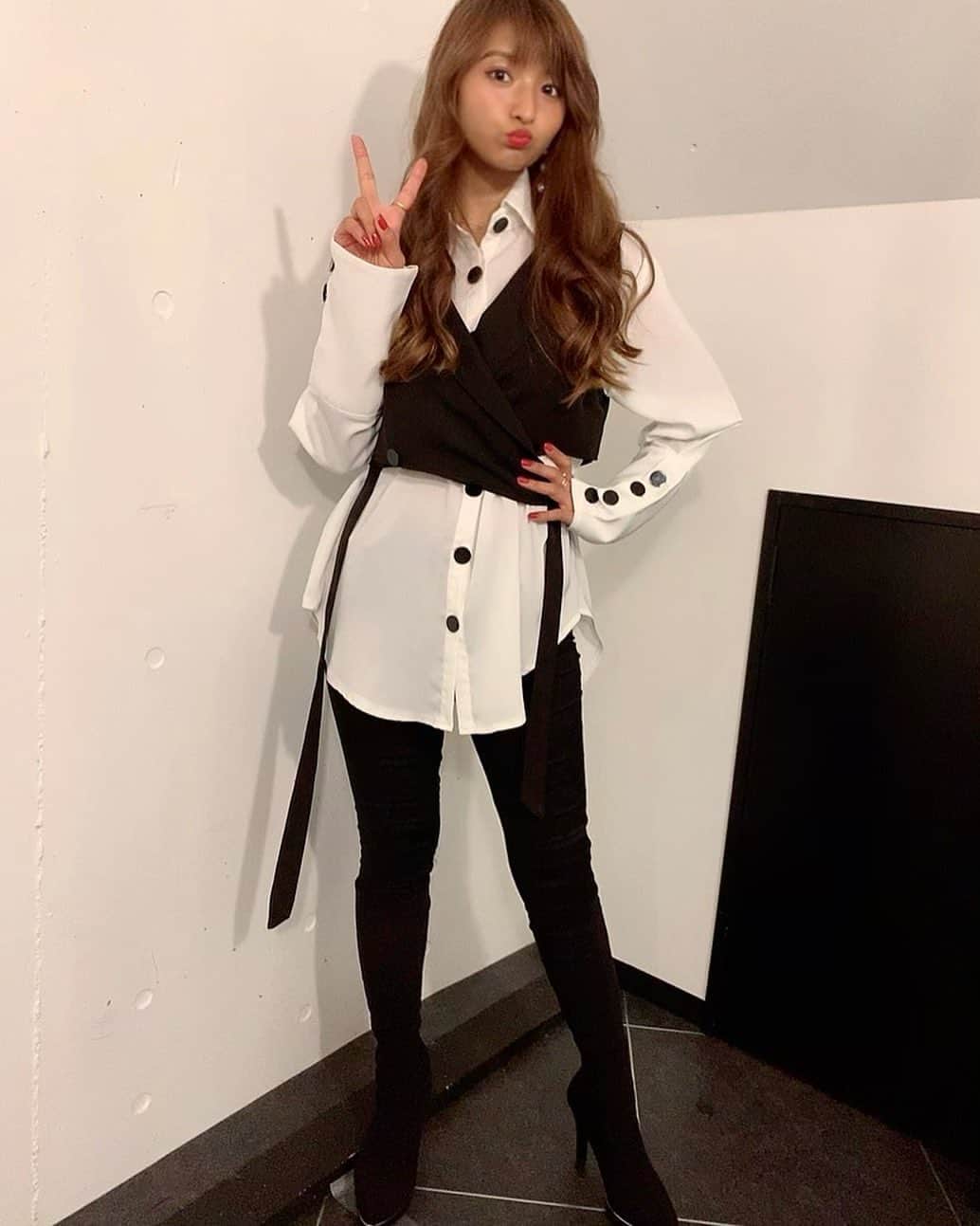 MARIA-Eさんのインスタグラム写真 - (MARIA-EInstagram)「﻿ 今回は、バラードも歌わせていただいたので﻿ 衣装はモノトーンでした🖤🤍﻿ ﻿ ogaさん(マネージャー)の写真の腕が﻿ どんどん上がっている…🥺👏﻿ いつも私を綺麗に撮ってくれます🙇‍♀️﻿ ﻿ あ、クレープも買ってもらっちゃったの。﻿ 優しいお父さんのようなマネージャーさん👨﻿ ﻿ 感謝。﻿ ﻿ ﻿ #MARIAいーねコーデ」10月9日 0時45分 - maria.eeee