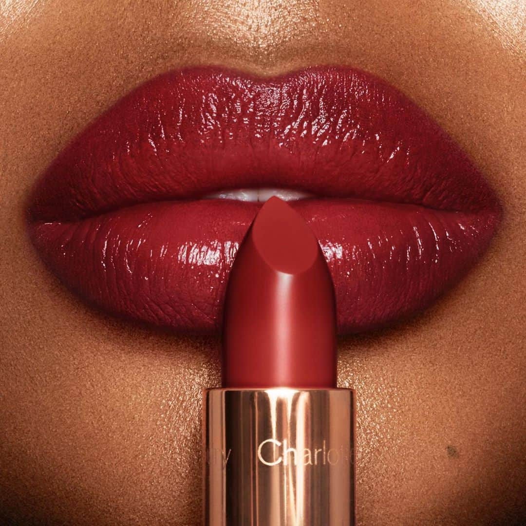 シャーロット・ティルベリーさんのインスタグラム写真 - (シャーロット・ティルベリーInstagram)「🎁 💄 NEW! LIMITED EDITION HOLIDAY LIPSTICKS - THE SECRET TO SUPERMODEL LIPS 💄 🎁   Darlings, introducing my 3 NEW! limited-edition holiday lipsticks, inspired by 90S SUPERMODELS!! I have bottled the MAGIC of my ’90s LIP SECRETS to give EVERYONE, EVERYWHERE fuller, wider-looking SUPERMODEL lips in my BEST-SELLING Matte Revolution and K.I.S.S.I.N.G formulas!!!  💄Matte Revolution in SUPER YOU - warm, peachy-nude to enhance your natural pout 💄K.I.S.S.I.N.G in SUPER NUDE - cool nude-beige to flatter all skin tones 💄K.I.S.S.I.N.G in SUPER STARLET - wine-red for perfect party lips  🛍 Shop my Holiday Beauty Secrets NOW, exclusively on CharlotteTilbury.com.  #CharlotteTilbury #NudeLipsticks #SuperYouLipstick #SuperNudeLipstick #SuperStarletLipstick」10月9日 0時45分 - charlottetilbury