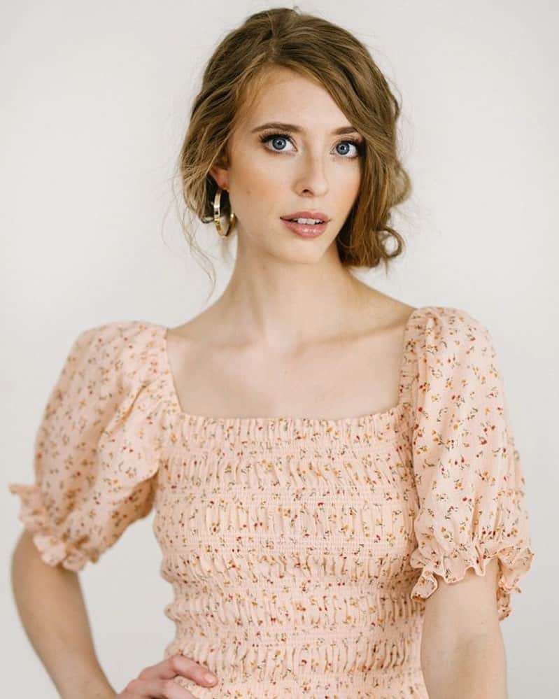 アシュリン・ピアースのインスタグラム：「“Beauty begins the moment you decide to be yourself.” ✨  Photography by: @laceandlocks  For: @shopmorninglavender  #AshlynPearce #MorningLavender #Model #Modeling #Models #Actress #Actor #Acting #YouTuber #GirlGamer #Fall #FallLookBook #Fashion #FallFashion #PhotoShoot #Photography #FashionPhotography #Editorial #LoveYourself #SpeakYourself #RedHeads #LookBook #Clothing #Halloween #Pretty #Streamer #FallSeason #Quotes #Quote #Love」