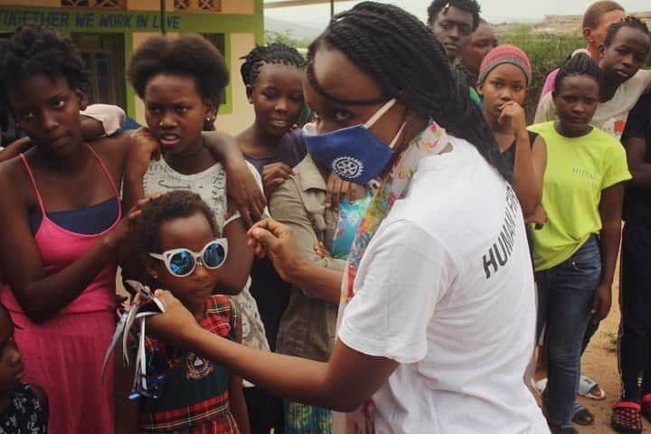 カテリーナ・グレアムのインスタグラム：「Deeply grateful and honored to have had the opportunity to work with @fostergrant and @RotaryInternational to donate sunglasses and readers to refugee children in Nakivale, Uganda. #worldsightday @Refugees @We.Are.Alight」