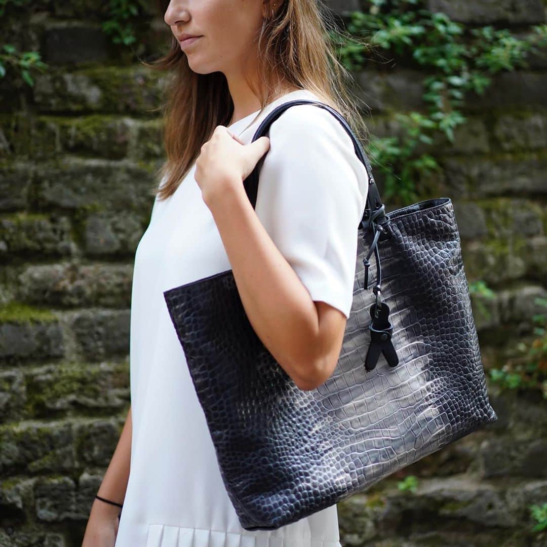 エンリーベグリンのインスタグラム：「CrockRock!  The finest printed croco leather for a major style! #henrybeguelin #amicabag #croco」