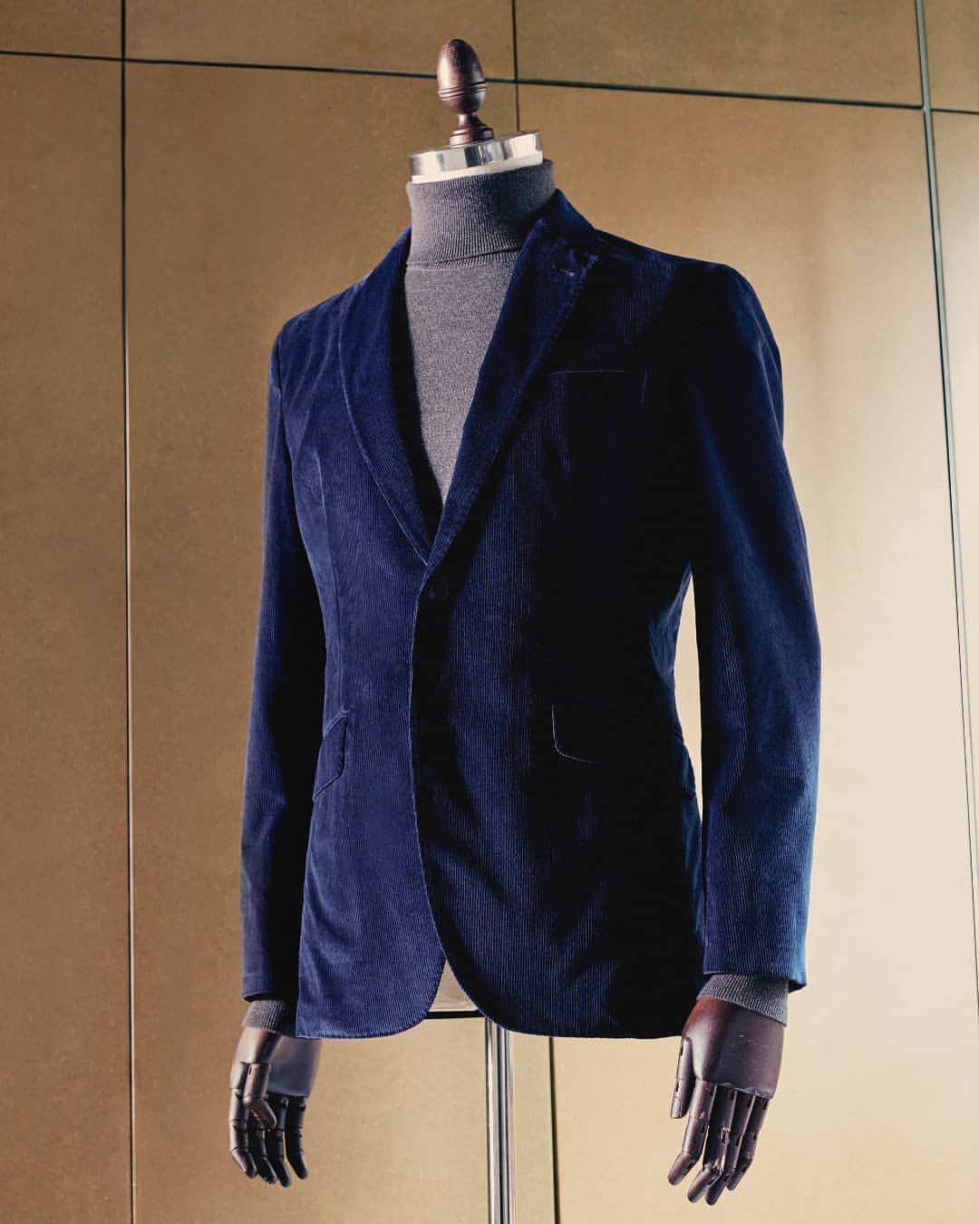 ハケットのインスタグラム：「Smart casual, done right. Whatever’s in store for you this season, pair together gentlemanly classics like this standout blazer and rollneck. What could be better? #STAYHackett」
