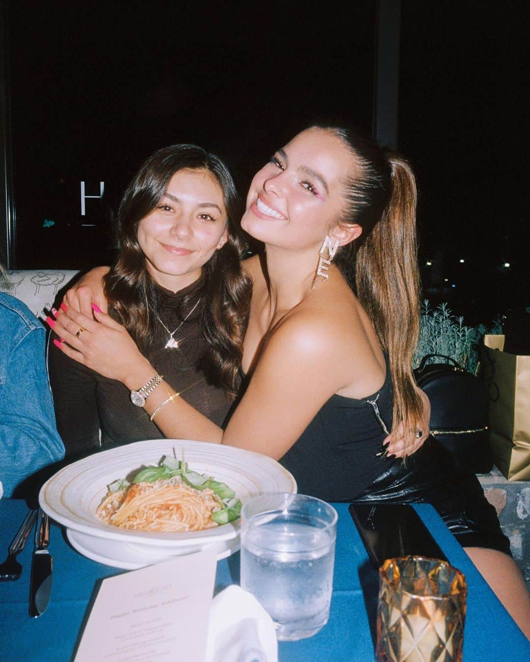 Bryant Eslavaさんのインスタグラム写真 - (Bryant EslavaInstagram)「/ BIRTHDAY DINNER PHOTOS @addisonraee ✨🎂 • check out my editing app: @everbloom 🌸」10月9日 1時00分 - bryant