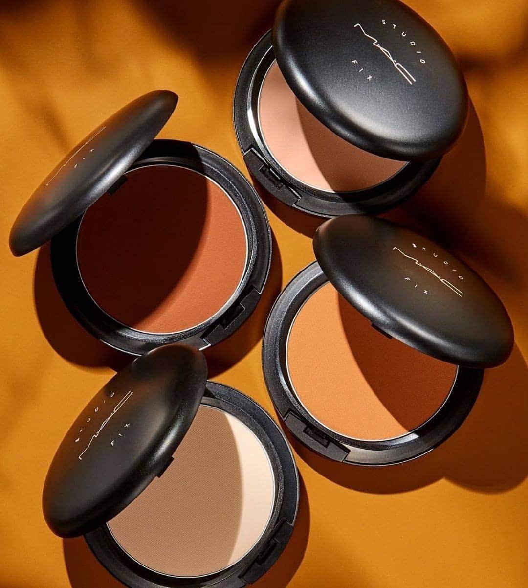 M·A·C Cosmetics Deutschlandさんのインスタグラム写真 - (M·A·C Cosmetics DeutschlandInstagram)「Studio Fix Powder Liebhaber bitte melden! 🙋 😍 Diese schnelle und super bequeme One-Step Routine kontrolliert Öl und Glanz, liefert ein ultra-mattes Finish und hält den ganzen Tag! 🔥   Ihr seid Euch noch nicht ganz sicher, welche Farbe es sein soll? ❤️ Kommt uns doch in unserem Live Chat auf www.maccosmetics.de oder in einem MAC Store oder Counter Eurer Wahl besuchen und lasst Euch von unseren Artists zu Eurer perfekten Nuance beraten! ☀️   #maccosmetics #mac #maccosmeticsgermany #MadeForYou #StudioFix #StudioFixLove #EveryShadeOfYou #MACMadeForMe」10月9日 1時00分 - maccosmeticsgermany