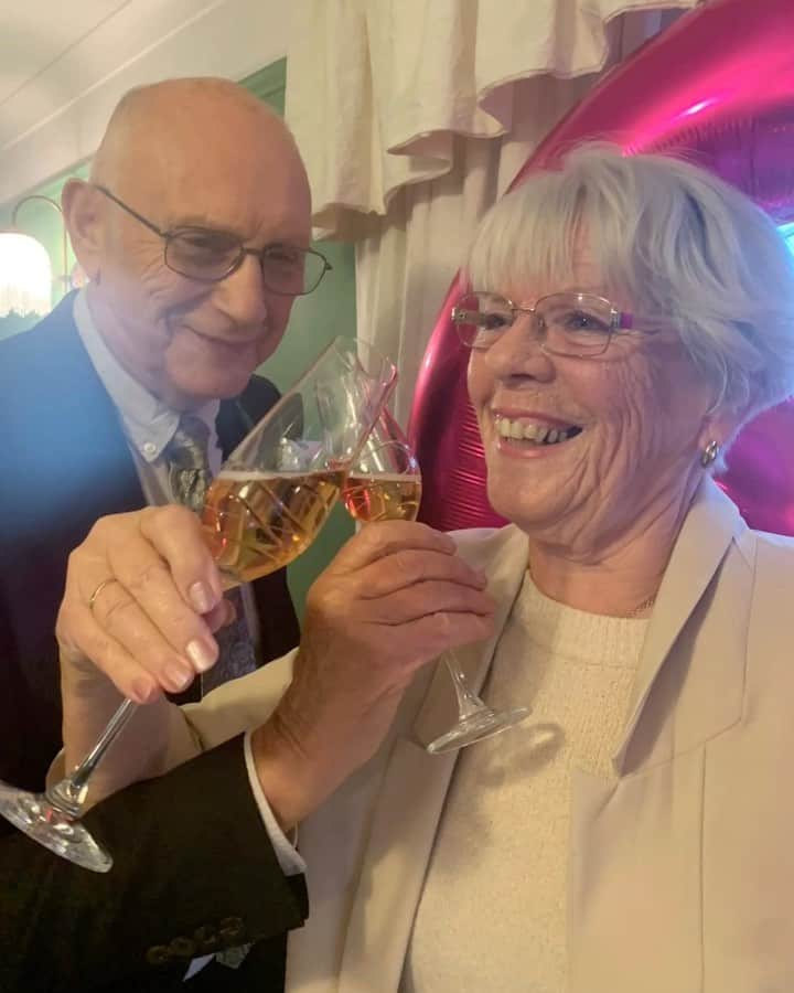 オリー・マーズのインスタグラム：「True love never dies, it gets stronger with time 🥰 60yrs together today Nanna & Pop! sorry I can’t be there but keeping you safe is most important 🙏🏻 love you ❤️」