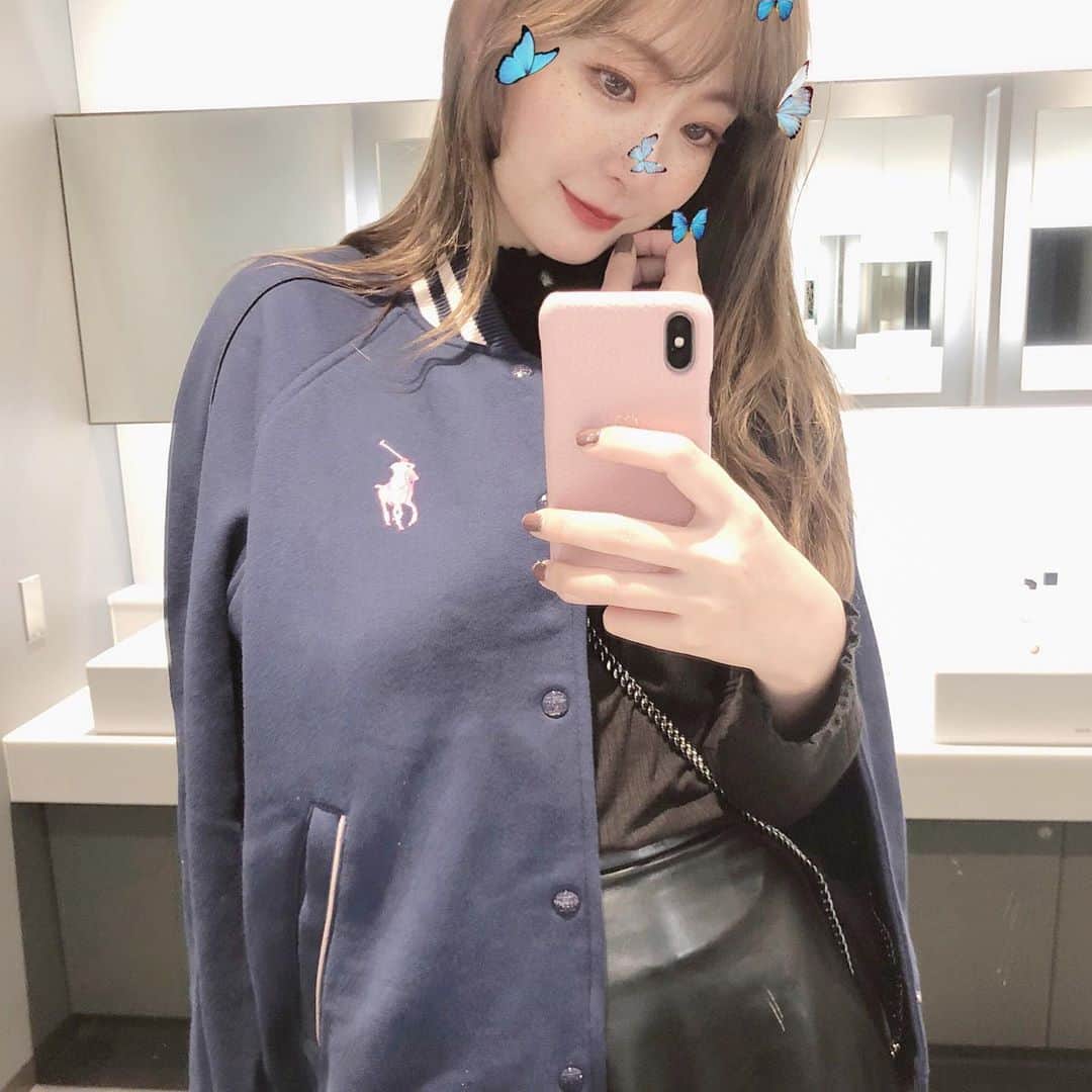 のインスタグラム：「. . @poloralphlauren 💕 ひとつまえのPOSTで紹介した PINKPONYシリーズのブルゾン♡🐎  ゆったり着たかったので、メンズのSをチョイス。 ワンピースやこんなスカートと合わせて ちょっと抜け感を出したいな〜☺️  あまりロゴアイテムって選ばないんだけど ピンクの文字で大きく入ったロゴが なんだか可愛くてとっても気に入ってます🌸  @poloralphlauren #pinkpony #poloralphlauren #charity #ポロラルフローレン #ピンクポニー #🐎💕 #がんチャリティー #チャリティー」