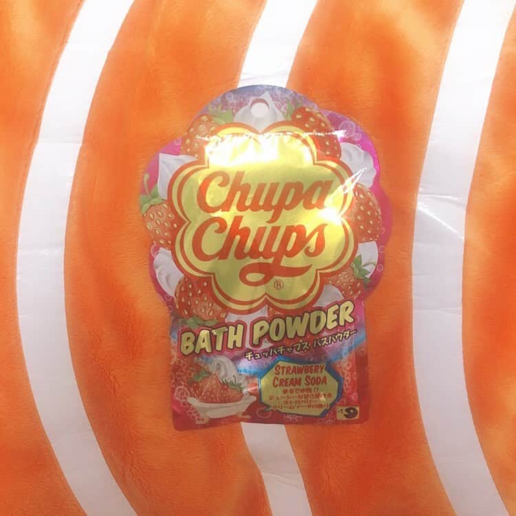 のインスタグラム：「🛁チュッパチャプス バスパウダー🛁 ～ストロベリークリームソーダの香り～  値段♡242円 内容量♡60g 購入♡東急ハンズ  チュッパチャプスのフレーバーが入浴剤になった！ 本物のクリームソーダのように爽やか＆クリーミー♡  めっちゃ可愛いミルキーでピンクな湯色💕  甘くて美味しそうな香りでめっちゃ良かった🥺❤️ やっぱりベリー系の香り大好き( ◜௰◝ ) 鮭山のおすすめアロマなベリーロウリュみんなに受けてほしいなぁ🍓💕」