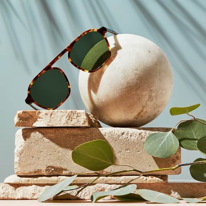 のインスタグラム：「Sans nose bridge and bold single brow bar? ✔️ For extra oomph on Dorian's geometric silhouette, we added sculptural end pieces that punctuate Dorian's front view 🕶✨ Check out more of our Crossbar Edit with the link in bio!」