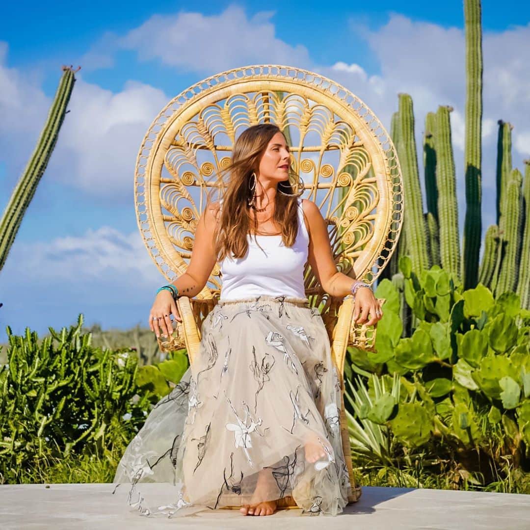のインスタグラム：「New podcast throne👑🎙⭐️👸 ⁣ ⁣ @yogagirlpodcast #QUEENDOM」