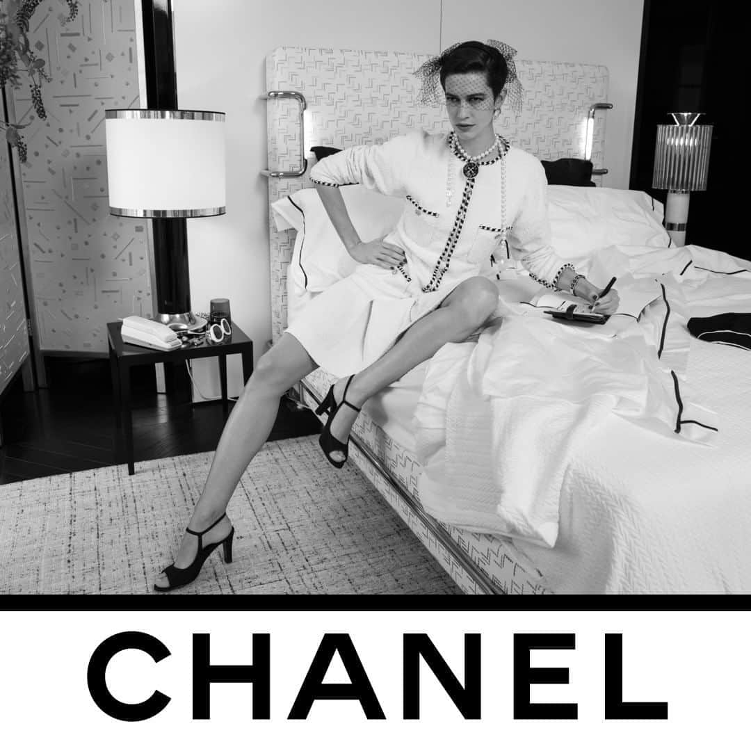 シャネルさんのインスタグラム写真 - (シャネルInstagram)「INTERIOR: BEDROOM. An ode to Gabrielle Chanel’s codes — Louise de Chevigny wearing the CHANEL Spring-Summer 2021 Ready-to-Wear collection. Part of a series of 12 scenes photographed by Inez & Vinoodh.  See all the looks on chanel.com  #CHANELSpringSummer #CHANEL #PFW @Le19M #Le19M @MaisonMichel #MaisonMichel @Goossens_Paris #Goossens @InezandVinoodh #InezandVinoodh @LouisedeChevigny」10月9日 1時09分 - chanelofficial