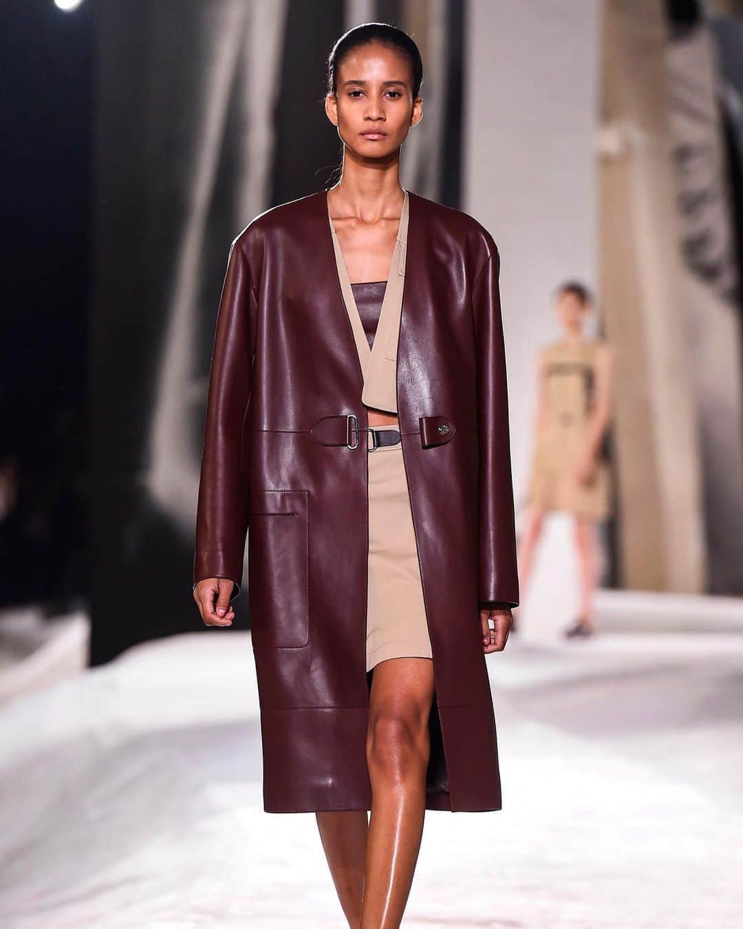 Fashion Weekさんのインスタグラム写真 - (Fashion WeekInstagram)「Sleek & sophisticated, as always, on the @hermes #PFW runway. 📸 by @gettyimages」10月9日 1時12分 - fashionweek