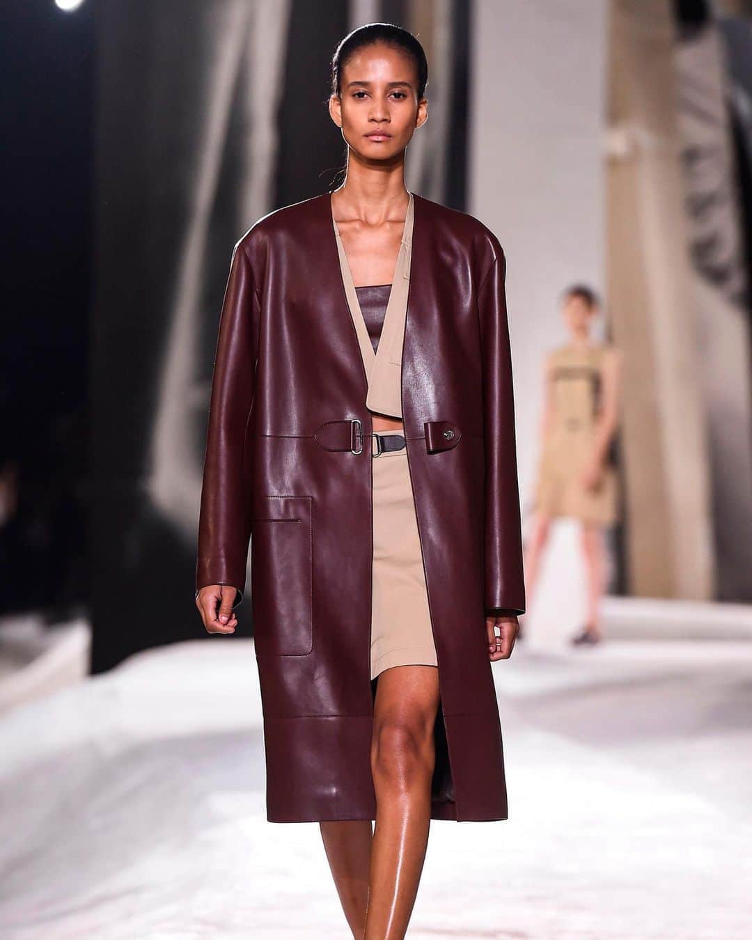 Fashion Weekのインスタグラム：「Sleek & sophisticated, as always, on the @hermes #PFW runway. 📸 by @gettyimages」