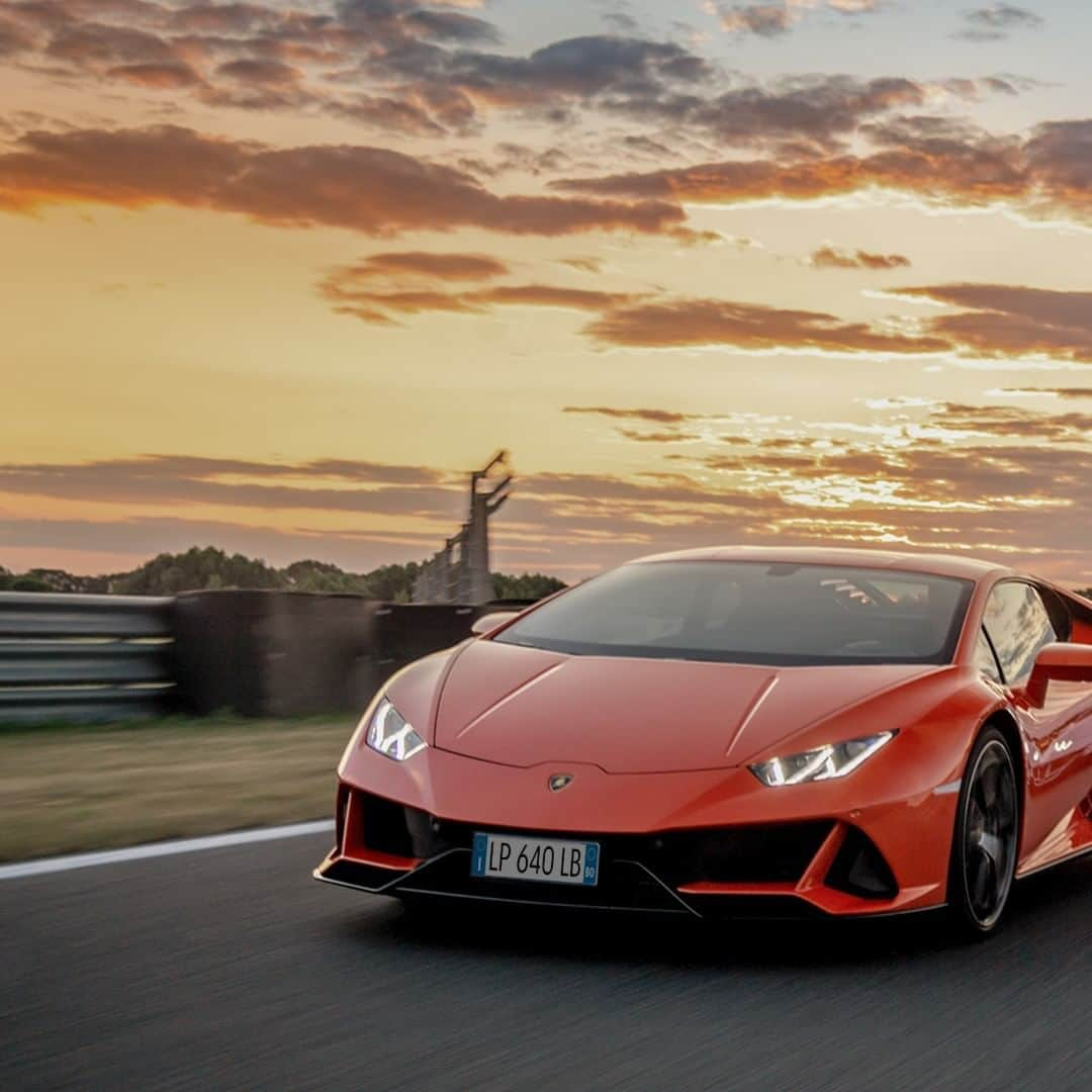 ランボルギーニさんのインスタグラム写真 - (ランボルギーニInstagram)「Inherently dynamic and forever extraordinary.   By being the very definition of evolution, Huracán EVO leads the advance of technology and driving emotion to the highest level. Where would you like to go with this sensual Super Sports Car?   #Lamborghini #HuracanEVO #EveryDayAmplified」10月9日 1時16分 - lamborghini