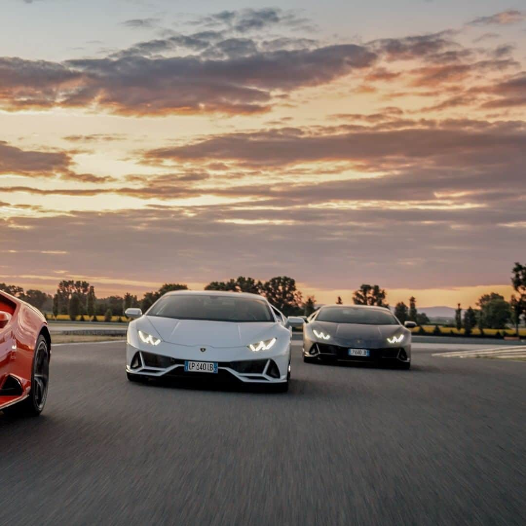 ランボルギーニさんのインスタグラム写真 - (ランボルギーニInstagram)「Inherently dynamic and forever extraordinary.   By being the very definition of evolution, Huracán EVO leads the advance of technology and driving emotion to the highest level. Where would you like to go with this sensual Super Sports Car?   #Lamborghini #HuracanEVO #EveryDayAmplified」10月9日 1時16分 - lamborghini