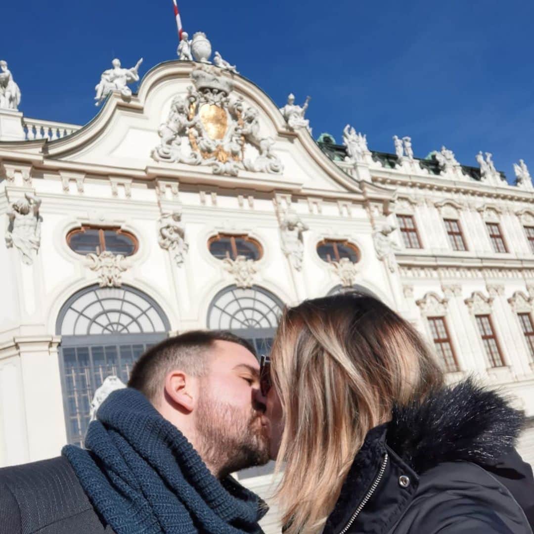 ユナ・デュフネさんのインスタグラム写真 - (ユナ・デュフネInstagram)「Le bon temps ou l’on pouvait s’embrasser aux quatre coins du monde 💋  . . . #Kiss #Travel #mylove #Vienna #Roma #Trip #GoodMoment #holidays #Italia #Summer #Winter」10月9日 1時17分 - youna_d