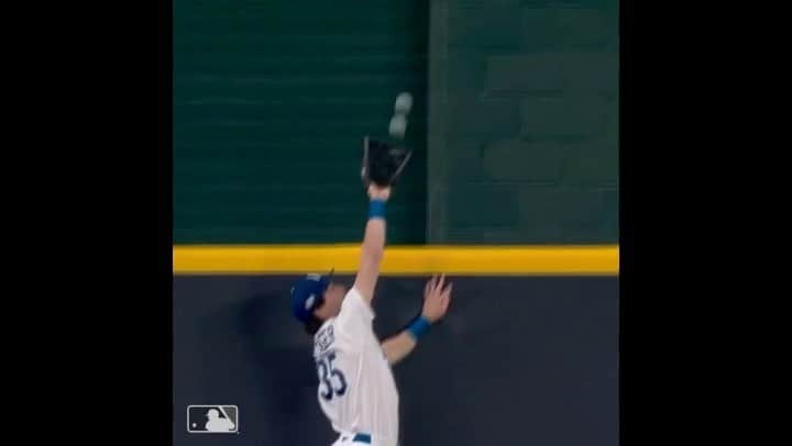 ジャスティン・ターナーのインスタグラム：「@ctaylor_3 or @cody_bellinger   Whose was better???」