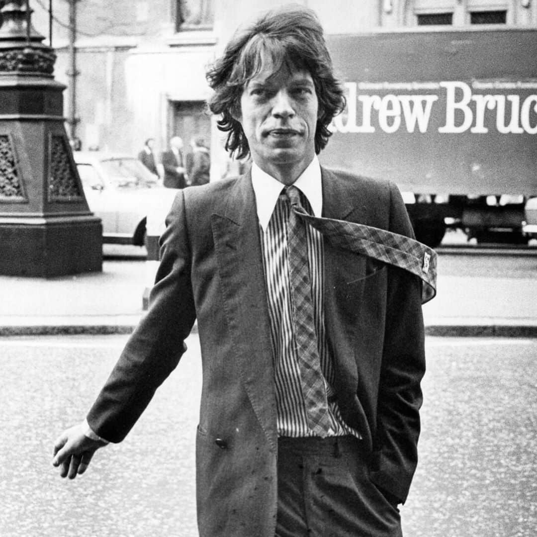 ボリオリさんのインスタグラム写真 - (ボリオリInstagram)「Mick Jagger and his style.⁣ ⁣ Few style icons has made history as Sir Mick Jagger did.⁣ Born in Dartford, England in 1943, Mick Jagger is known for being the frontman of the legendary rock band, The Rolling Stones, as well as for his influence in fashion.⁣ Exploding onto the music scene in the early 60s, Jagger quickly evolved from friendly tailored suits, button-down shirts and preppy pullover sweaters, to jumpsuits, flowing scarves and blouses. Jagger’s way of dressing is instantly recognizable. With his evolving style, that kept changing for more than 50 years, the rockstar enjoys a symbiotic relationship with the world of fashion: he has been able to create looks suiting each era and to set trends that millions were quick to mimic⁣. ⁣ #bogliolimilano #fashion #style #rocknroll #mickjagger #music #iconic」10月9日 1時30分 - boglioliofficial