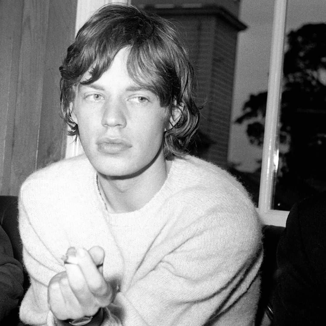 ボリオリさんのインスタグラム写真 - (ボリオリInstagram)「Mick Jagger and his style.⁣ ⁣ Few style icons has made history as Sir Mick Jagger did.⁣ Born in Dartford, England in 1943, Mick Jagger is known for being the frontman of the legendary rock band, The Rolling Stones, as well as for his influence in fashion.⁣ Exploding onto the music scene in the early 60s, Jagger quickly evolved from friendly tailored suits, button-down shirts and preppy pullover sweaters, to jumpsuits, flowing scarves and blouses. Jagger’s way of dressing is instantly recognizable. With his evolving style, that kept changing for more than 50 years, the rockstar enjoys a symbiotic relationship with the world of fashion: he has been able to create looks suiting each era and to set trends that millions were quick to mimic⁣. ⁣ #bogliolimilano #fashion #style #rocknroll #mickjagger #music #iconic」10月9日 1時30分 - boglioliofficial