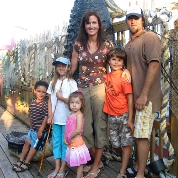 のインスタグラム：「Throwback pic because I was talking  to our adult kids last night about parenting and laughing so hard about the phrases that they said were curse words growing up 😂Besides the forbidden “s” words “shut up” and “stupid” These were the phrases that were immediately regretted in our house as soon as they came out of their mouths:  “You/he/she made me” This would be most definitely get you a speech about how unless someone is holding a gun to your head nobody can “make” you do anything, you are responsible for your own actions and reactions 💪🏼  “I hate him/her” *starts quoting scriptures about “if you can’t love your brother who you have seen, how can you love God who you cant see” “love your enemy...” ❤️  “I never” “You never” as in “I never get to buy anything” “You never let me play video games” Really never? Do you want to know what it’s like to never...🤔  And the worst curse word of them all “bored” as in “I’m bored” said by the child that has a room full of toys and books and a big backyard “Oh really, I’ll be happy to find something for you to do” *Child immediately decides he does have something to do after all, runs outside and isn’t seen again till dark 🤷🏼‍♀️  Would love to hear the curse words/forbidden phrases in your house, ha!!」