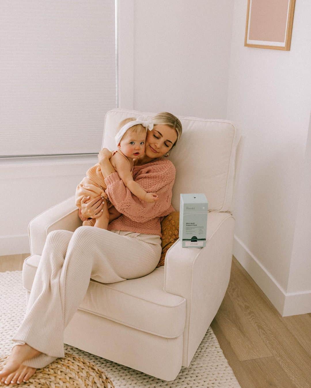 Aspyn Ovard Ferrisのインスタグラム：「Always thinking about my baby and how I have to take care of myself to take the best care of her 💕 @perelelhealth vitamins change with you throughout your motherhood journey from preconception to postpartum and beyond! The vitamins have the nutrients you need and with every new subscription, they donate a supply of their own prenatal vitamins to underserved women who lack access to these resources! You can swipe up on the link in my story and use code ASPYN15 for 15% off your first order 😚 #perelelpartner」