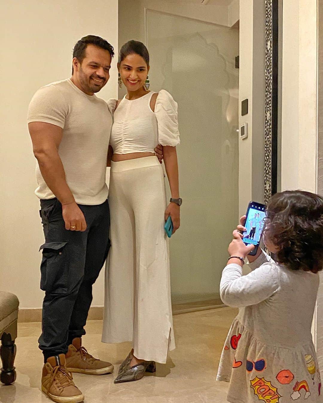 Gaurav Tanejaさんのインスタグラム写真 - (Gaurav TanejaInstagram)「Getting clicked by the best in the business. @rasbhari.taneja  . #Ataa #Daal #Sabzi #flyingbeast #MeinPapaVlogging」10月9日 1時48分 - taneja.gaurav