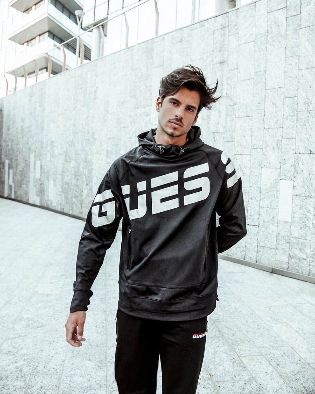 ゲスのインスタグラム：「modalità sportiva: 🔛 #GUESSActive (📸: @luca.daff)」