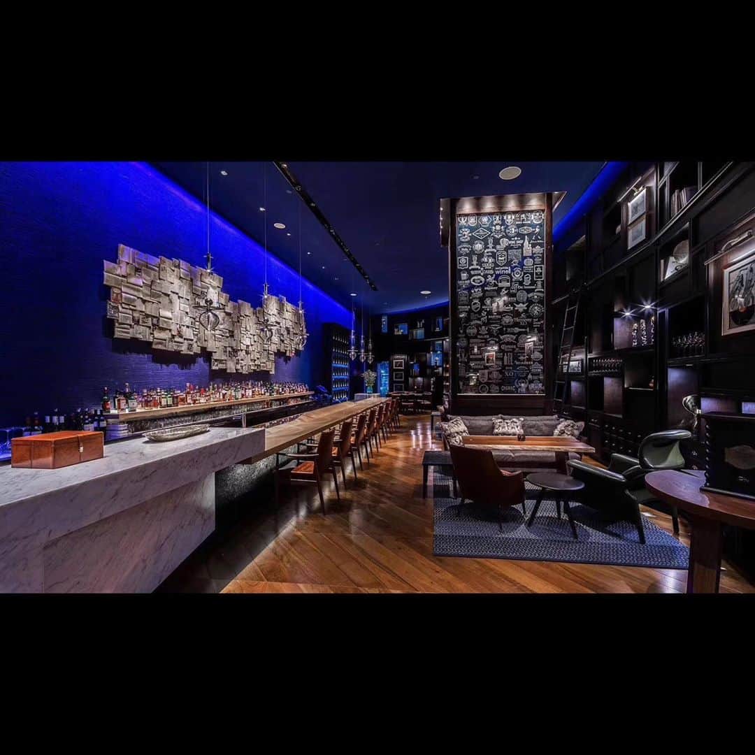 Wajueのインスタグラム：「Andaz Xintiandi Shanghai design : tofu Inc.  #andazxintiandishanghai #wajue #washi #wallpaper #bluewall #japanesewallpaper #wallcovering #textures #abstractdesign #surfacedesign #ecomaterials #interiordesign #interior #interiordesigner #interior_design #interiorart #interiorstyle #lighting #hoteldesign #hoteldesigner #shopdesign #shopdesigner #hoteldecor #materials #handmade #luxurylifestyle #luxurydesign #designideas #deco #artwork」