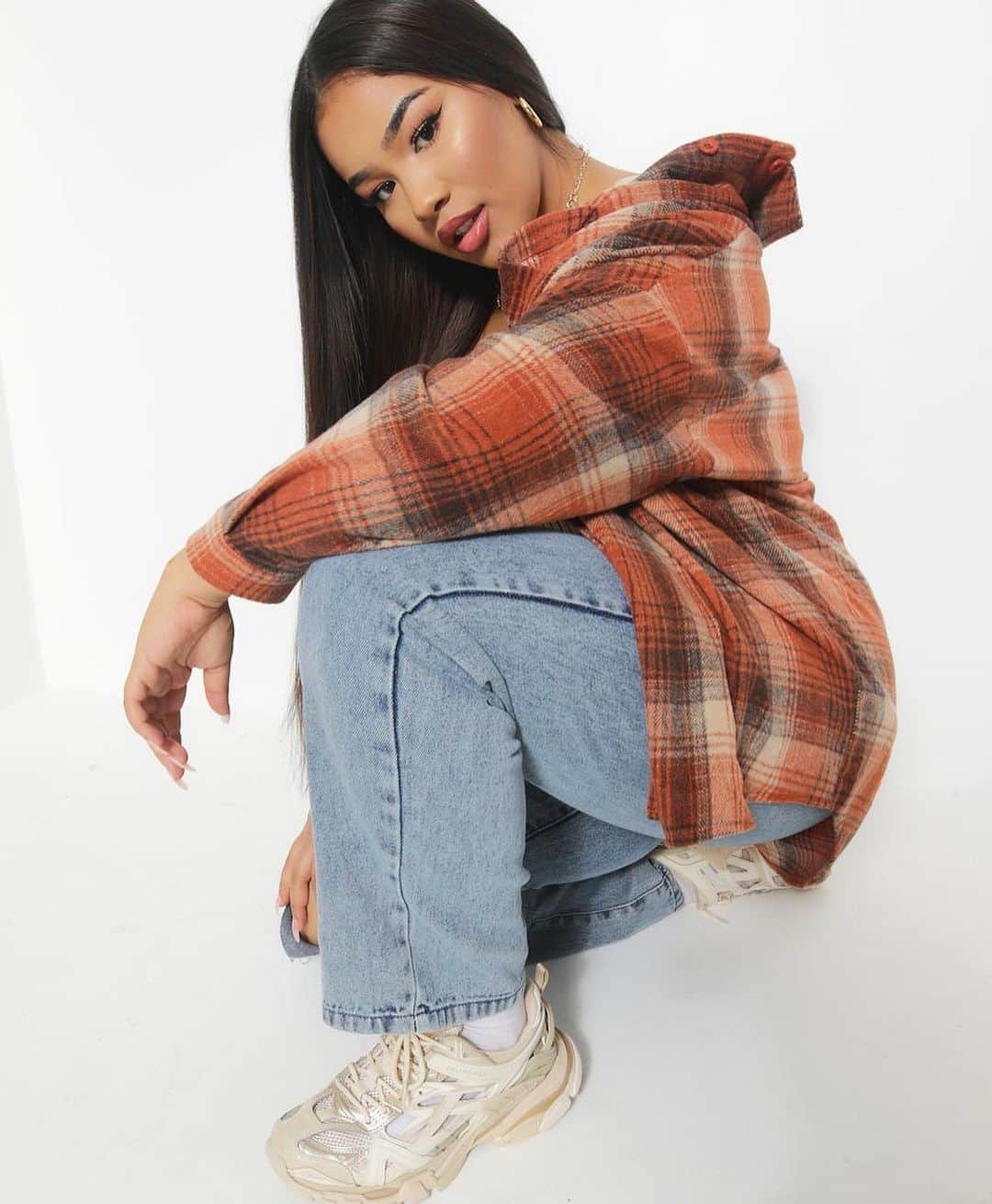 ユアアイズライのインスタグラム：「our girl YELENA giving us all the checked shirt inspo for @boohoo 🧡  jaya@7evenmodelmanagement.com for bookings!」