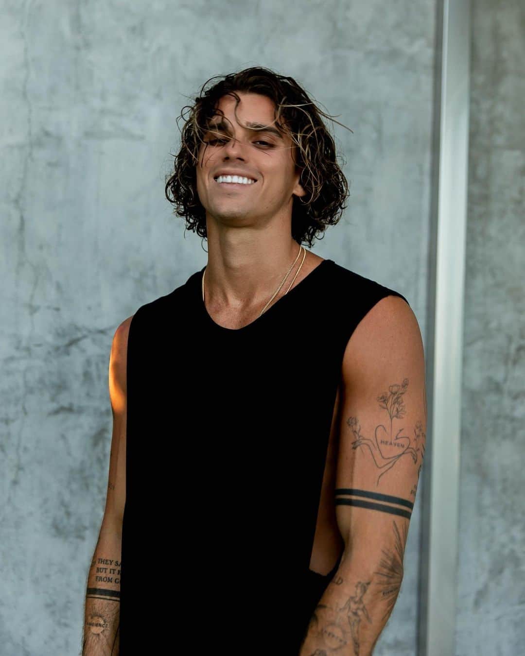 ジェイ・アルヴァリーズのインスタグラム：「Morning smilesss... Yo Every @DRIHP shirt saves 1250 liters of water compared to cotton. This company has figured out a way to be conscious of the environment but with style. Help support the mission and try out the luxury soft hemp blend.. Link in bio much love ❤️✌🏽」
