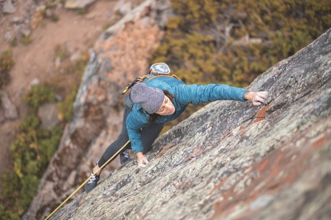 マウンテンハードウェアのインスタグラム：「“I’ve never had a down jacket I could actually climb in before. Climbing demands an almost endless display of unique movement, and having a restrictive jacket isn’t an option. The body is long and fitted to stay under a harness, and the stretch makes it possible to execute long reaches or crossovers without sacrificing warmth. Definitely my go-to favorite for climbing.” -@alexjohnson89. Photo: @dscottclarkphoto.」