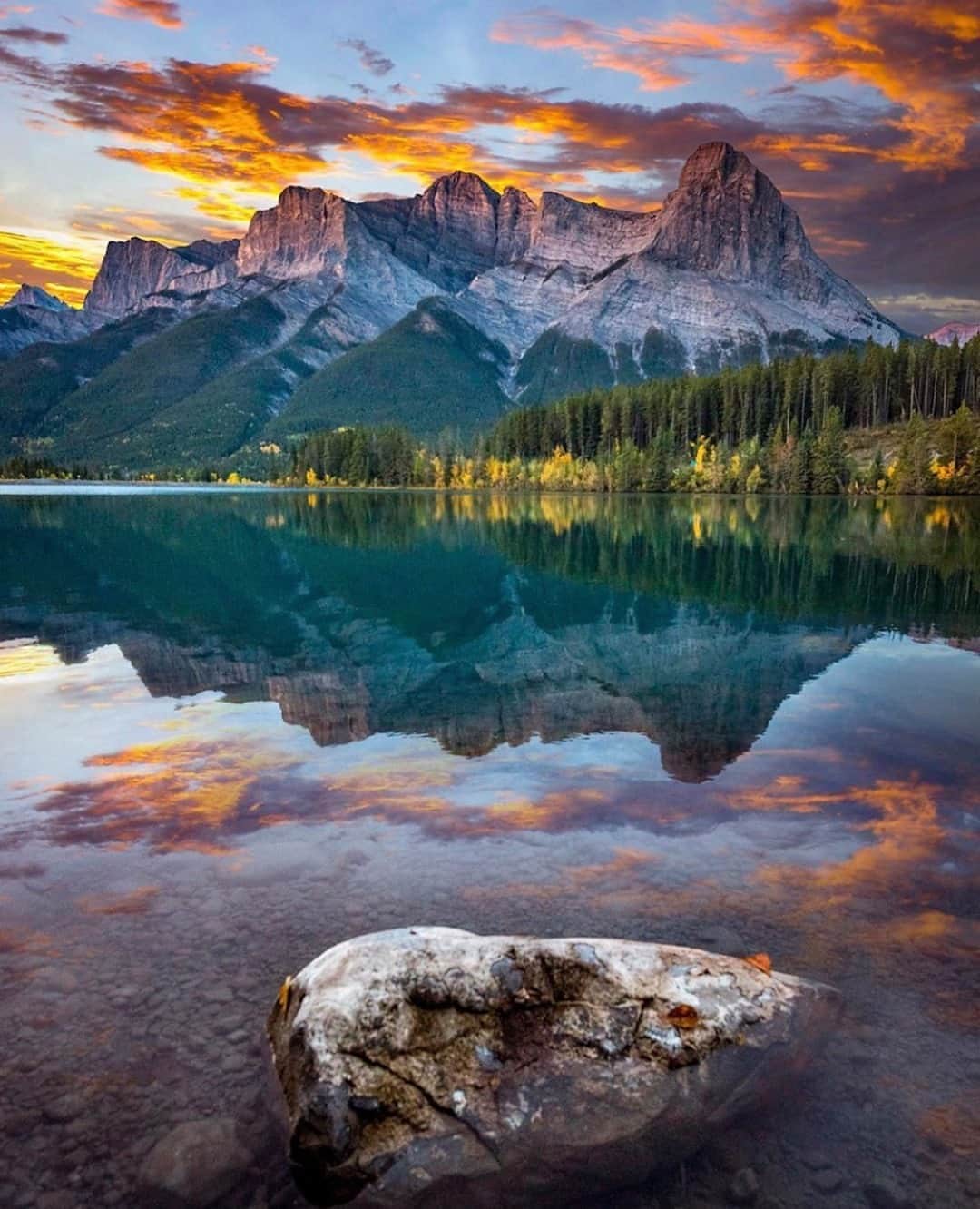 Earth Picsさんのインスタグラム写真 - (Earth PicsInstagram)「Beautiful Alberta, Canada 😍by @swissclick_photography」10月9日 2時01分 - earthpix