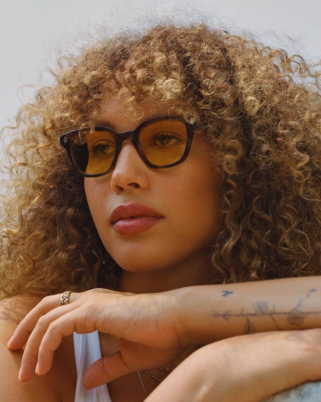 ジーエルシーオーのインスタグラム：「Stay focused with ZEISS BioChrom Focus yellow lenses, which improve your ability to concentrate and increase your alertness. Link in bio to learn more.」