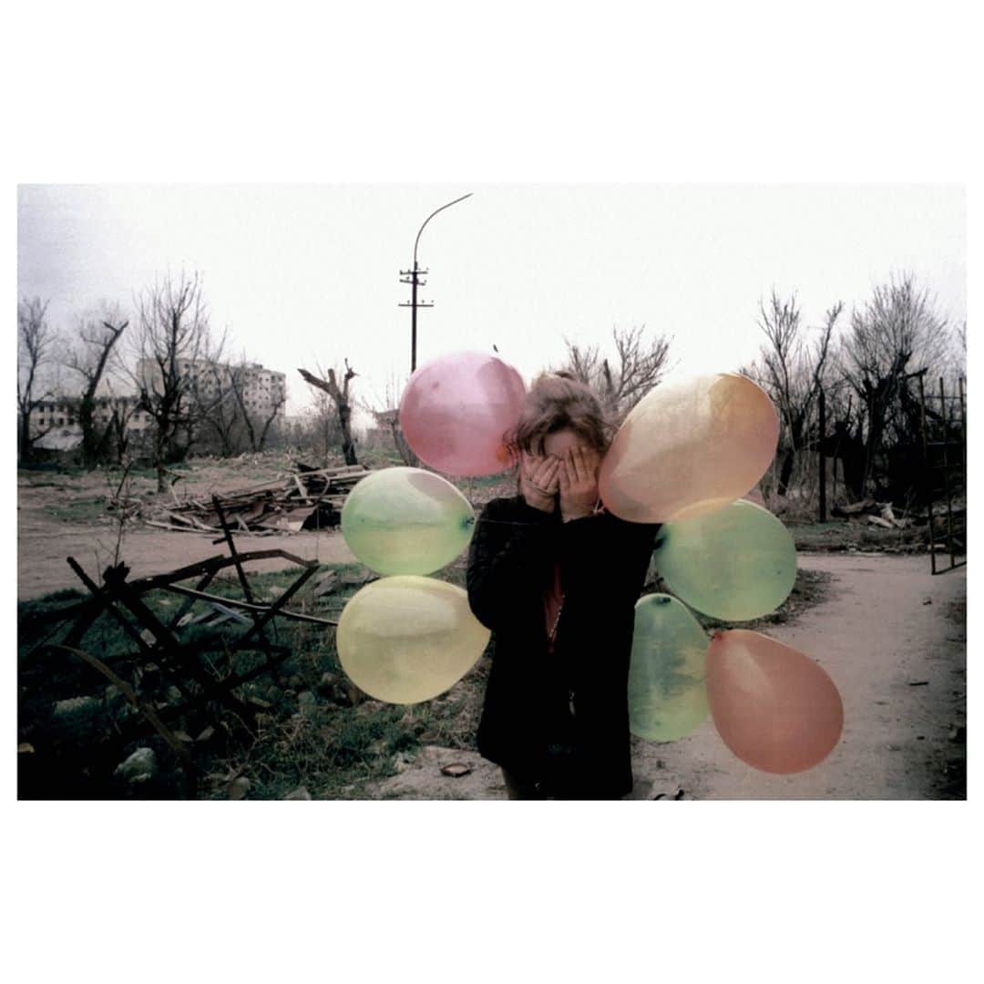 Magnum Photosさんのインスタグラム写真 - (Magnum PhotosInstagram)「#FromTheArchive: Destruction in the city center. Nothing has been rebuilt since the two wars. Girl with balloons. Grozny, Chechnya. Russia. 03/2002⁠ .⁠ © Thomas Dworzak (@thomasdworzak)/#MagnumPhotos」10月9日 2時02分 - magnumphotos