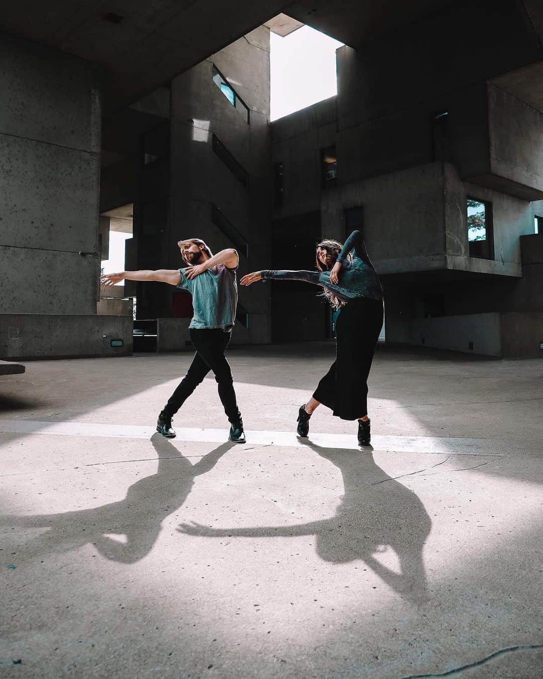 のインスタグラム：「“Soon found out, I was losing my mind”  -Blondie   #hawayekbaker #jeanlucbaker #kaitlinhawayek #photoshoot #figureskating #icedance #heartofglass #habitat67 #dance #shadows #blondie #philipglass」