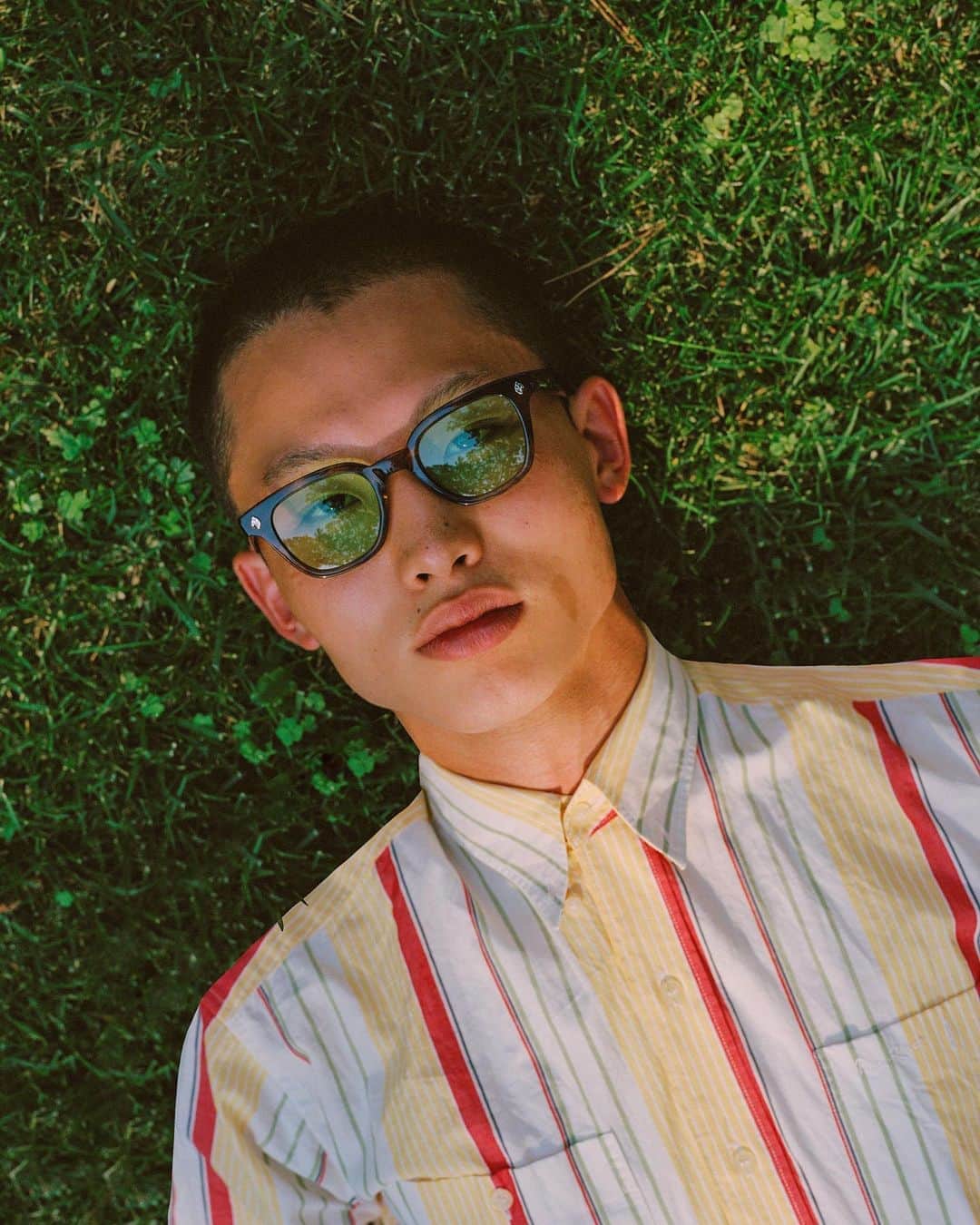 ジーエルシーオーのインスタグラム：「Zen out in ZEISS BioChrom Relax green lenses, which have a calming effect while reducing head stress and promoting creativity. Link in bio to learn more.」