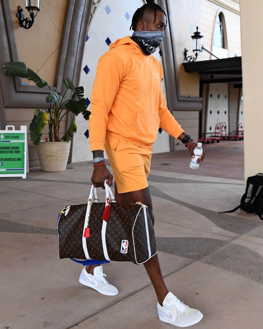 NBAさんのインスタグラム写真 - (NBAInstagram)「Dwight Howard on the move with his #LouisVuitton Keepall bag from the new #LVxNBA collection designed by @VirgilAbloh!」10月9日 2時03分 - nba