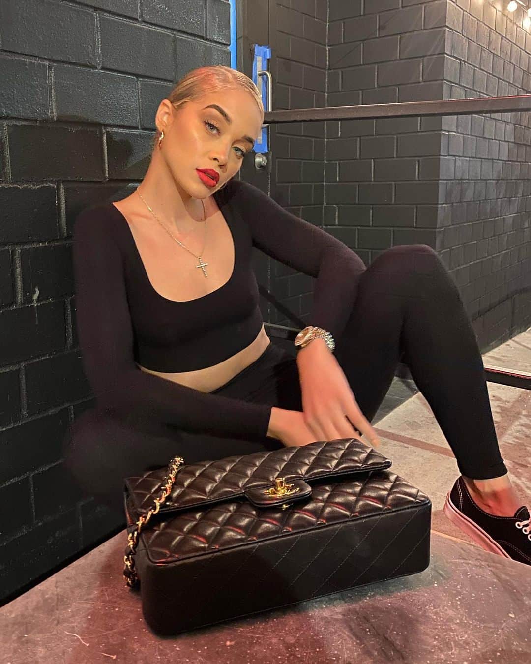 ジャスミン・サンダースのインスタグラム：「Thou brow shalt stay on fleek! ❤️ @ibrowsbyeb」