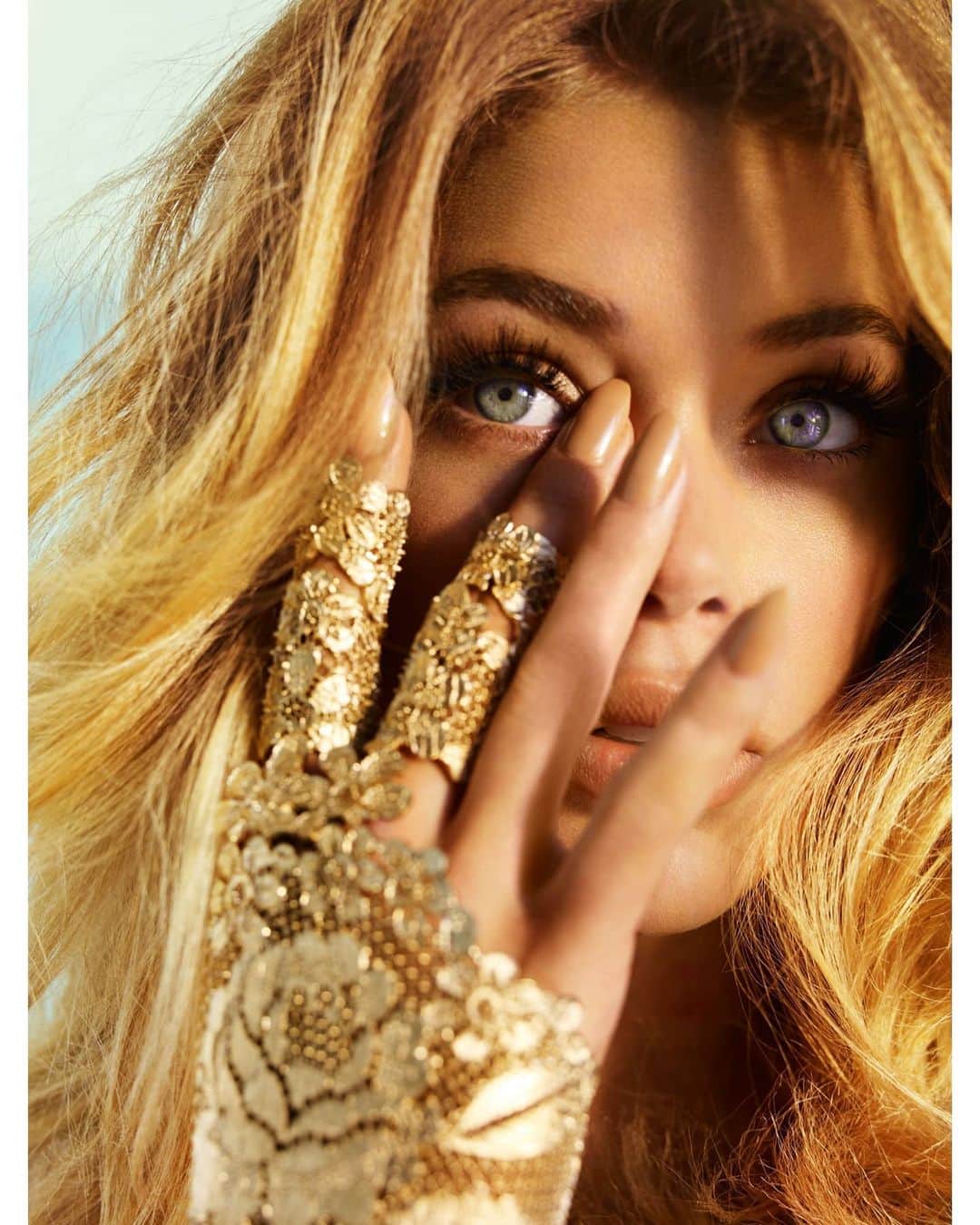 マリオ・テスティーノのインスタグラム：「GOLD. As I come from Peru, where gold has been part of our history since before the Incas and used in our churches and jewellery, I have always related to it. Gold has been part of my vocabulary to show extravagance and brightness, to play with light and shape. Even if I would say silver is more like me.   _ ORO. Como soy de Perú, donde el oro ha sido parte de nuestra historia desde antes de los Incas y se usa en nuestras iglesias y en las joyas, siempre me he relacionado con él. El oro ha sido parte de mi vocabulario para mostrar extravagancia y brillo, para jugar con la luz y la forma. Incluso si diría que como metal me gusta más la plata.   #MarioTestino #LindaCantello #KristenStewart」
