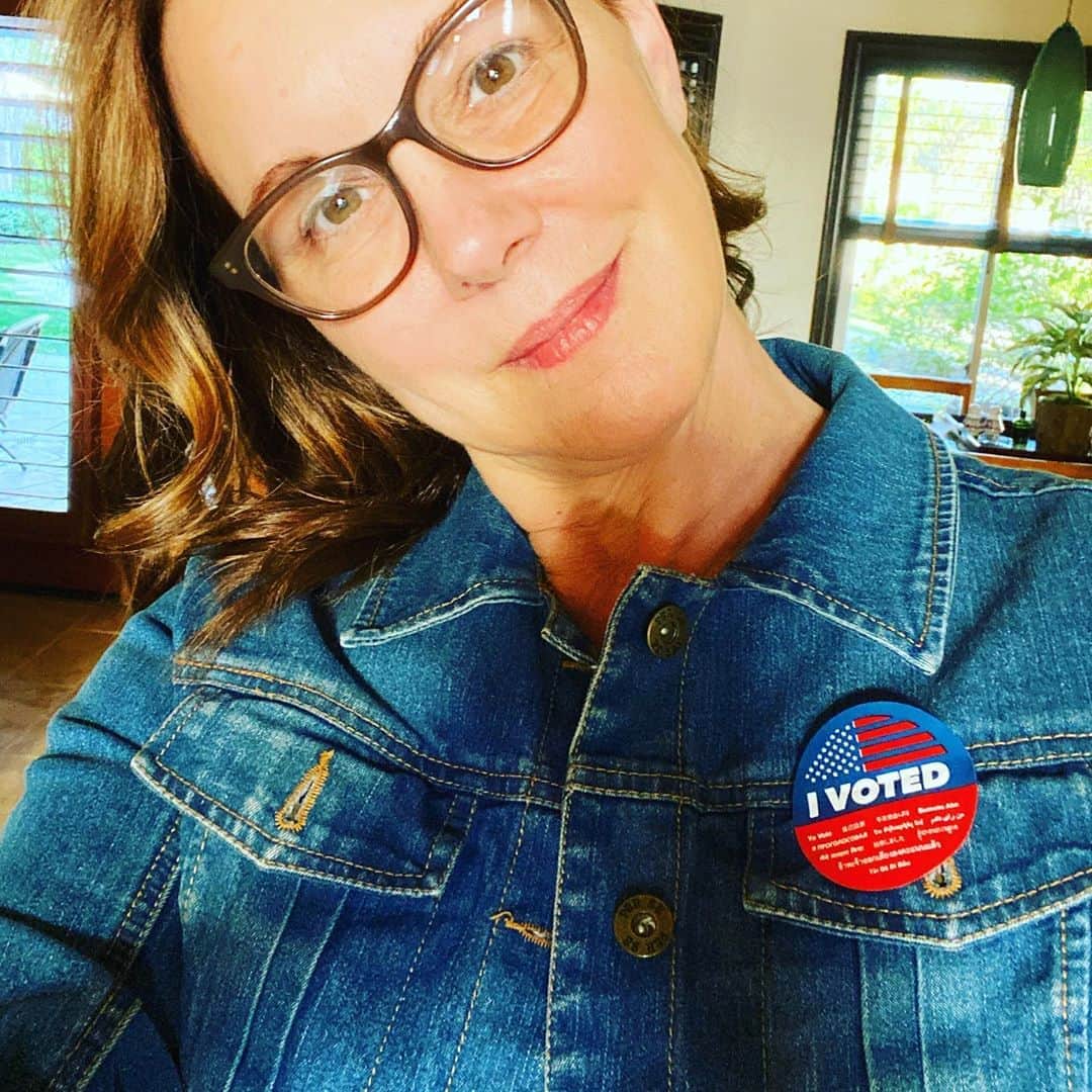 エリザベス・パーキンスさんのインスタグラム写真 - (エリザベス・パーキンスInstagram)「#tbt Vote and let your voice be heard. ✌️👍」10月9日 2時15分 - elizabethperkins