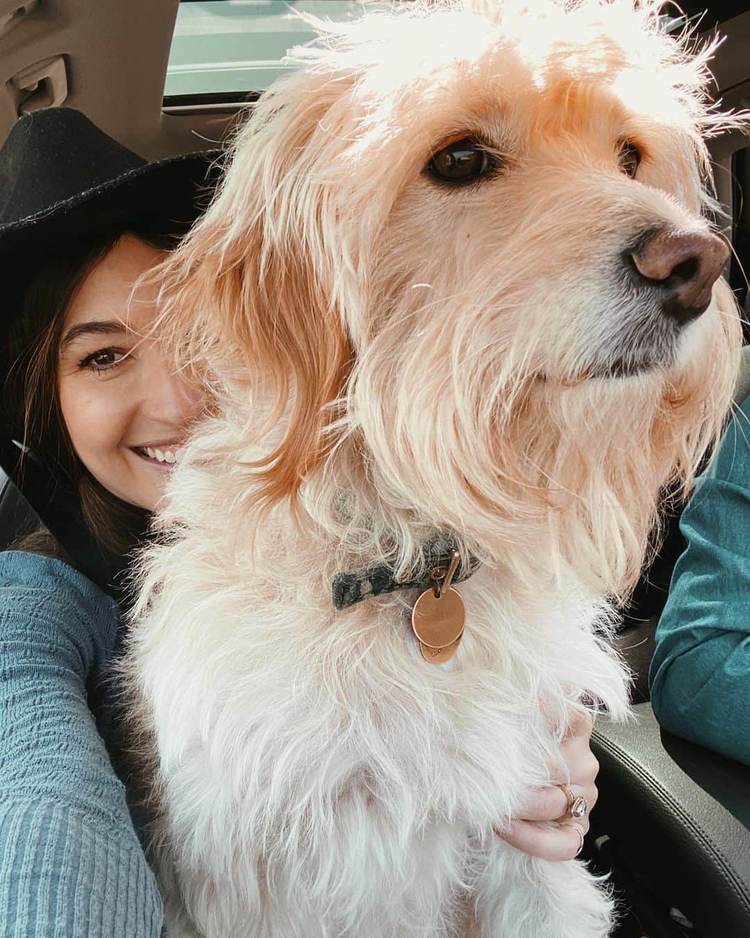 ケイト・ボイージェルのインスタグラム：「I think she thinks every car trip means an epic cross country adventure to the mountains now 😂🐾🏔 hopefully she will settle for a piece of my takeout croissant 🥐」