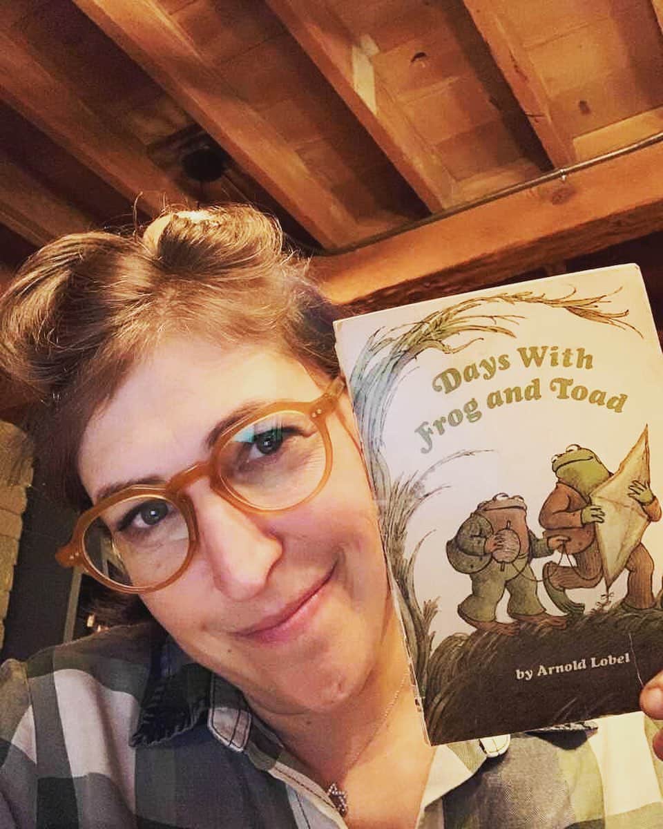 メイム・ビアリクさんのインスタグラム写真 - (メイム・ビアリクInstagram)「I love Arnold Lobel’s “Frog and Toad” books so much from my childhood. Two friends. One frog. One toad. They live a simple life while figuring out the most complex things together: friendship, loyalty, anxiety, fear. My kids also love them. But millions of kids around the world aren’t able to enjoy books like this because they can’t see clearly. Let’s #changethattogether. Today, on #WorldSightDay, I’m joining @OneSight to help kids get the glasses they need. Visit OneSight.org/WorldSightDay to make an impact and get a free, digital children’s book, “Through the Looking Glasses: Stories about Seeing Clearly.”」10月9日 2時14分 - missmayim