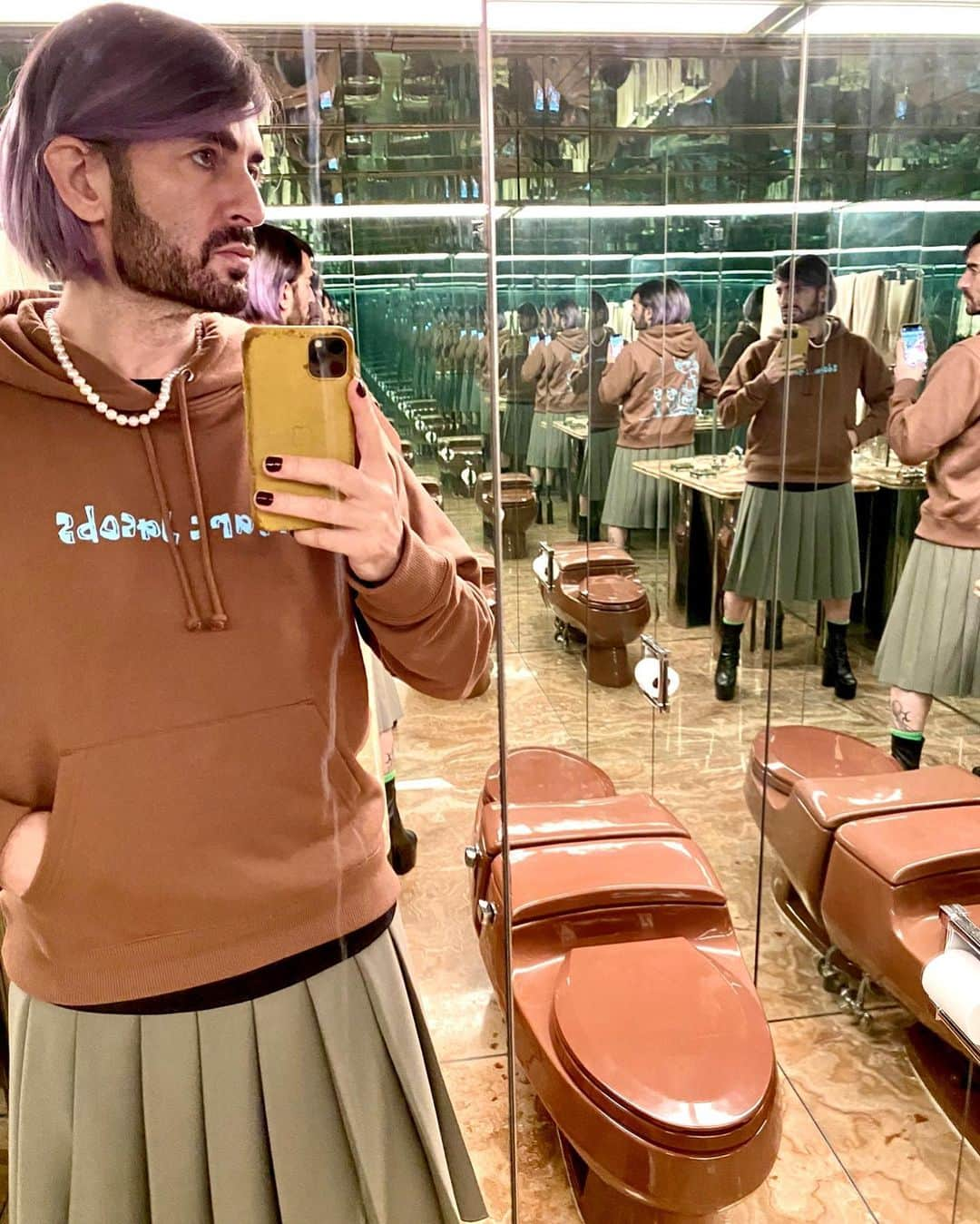 マーク・ジェイコブスさんのインスタグラム写真 - (マーク・ジェイコブスInstagram)「brown. a color. a mood. all clothes @heavn @marcjacobs #thosewhoknowknow @johnny.dynell #bobburler #browncouch #justoneofthosedays  #revolutionarycostumeoftoday #hoodielife #justaskirtandsweatshirt #cubscout #boyscout #girlscout #reflections #brownbog #browntown #bestselfiebathroom」10月9日 2時08分 - themarcjacobs